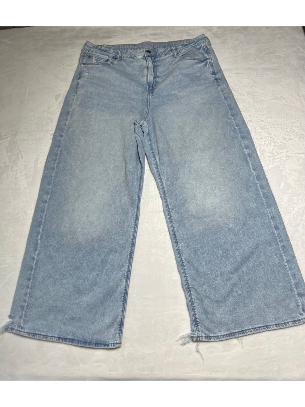 American Eagle Super High Rise Baggy Wide Leg Destructed Hem Jeans size 16 short